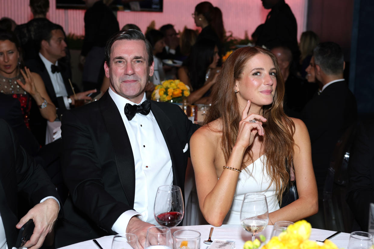 Jon Hamm y Anna Osceola. (Photo by Stefanie Keenan/VF23/WireImage for Vanity Fair)