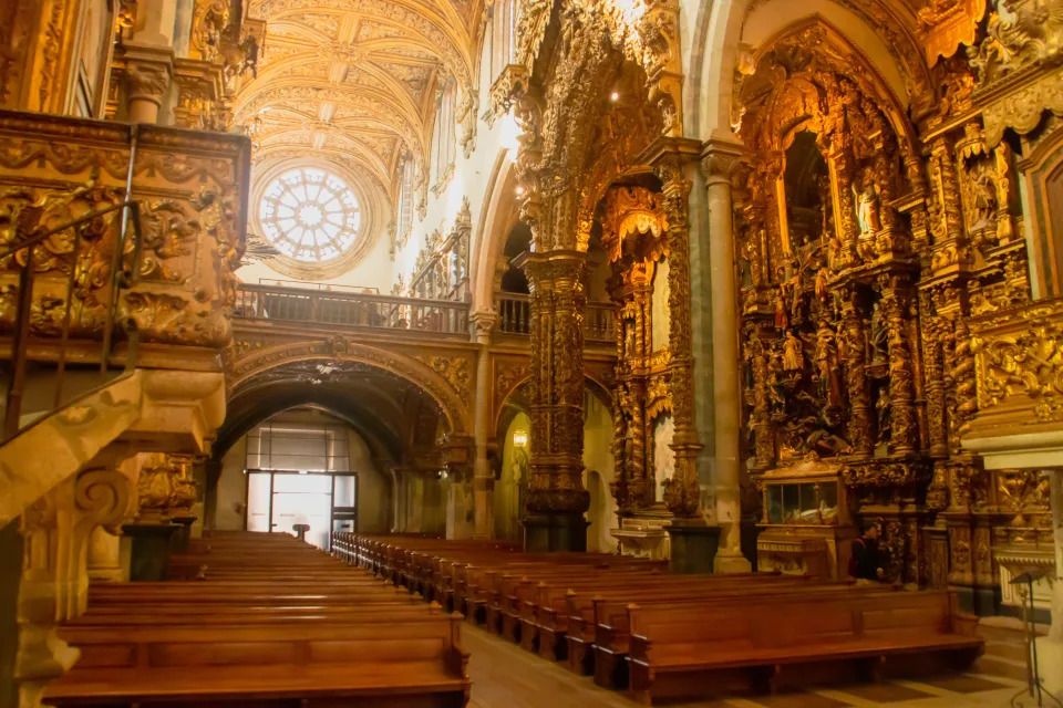 <p>Este es el interior de la iglesia de San Francisco, una de las joyas de la ciudad portuguesa de Oporto. Y es que cuenta con una belleza deslumbrante gracias a que está decorada con 300 kilos de oro. (Foto: Getty Images).</p> 