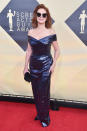 <p>Sarandon gab mit einer Sonnenbrille zu ihrem blauen maßgefertigten Paillettenkleid die Coole. (Bild: Getty Images) </p>