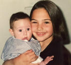 <p>“Mi hermana pequeña Dana Gadot y yo hace 21 años. Te quiero mucho”, afirmó en 2015. Esta fue la primera imagen que compartió de su infancia. (Foto: Instagram / <a rel="nofollow noopener" href="https://www.instagram.com/gal_gadot/" target="_blank" data-ylk="slk:@gal_gadot;elm:context_link;itc:0;sec:content-canvas" class="link ">@gal_gadot</a>). </p>