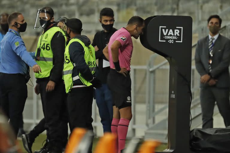 Esteban Ostojich, el árbitro uruguayo que le anuló (vía VAR) el gol a Marcelo Weigandt que hubiera sido el 1-0 de Boca ante Atlético Mineiro, en Brasil, por la Copa Libertadores de 2021