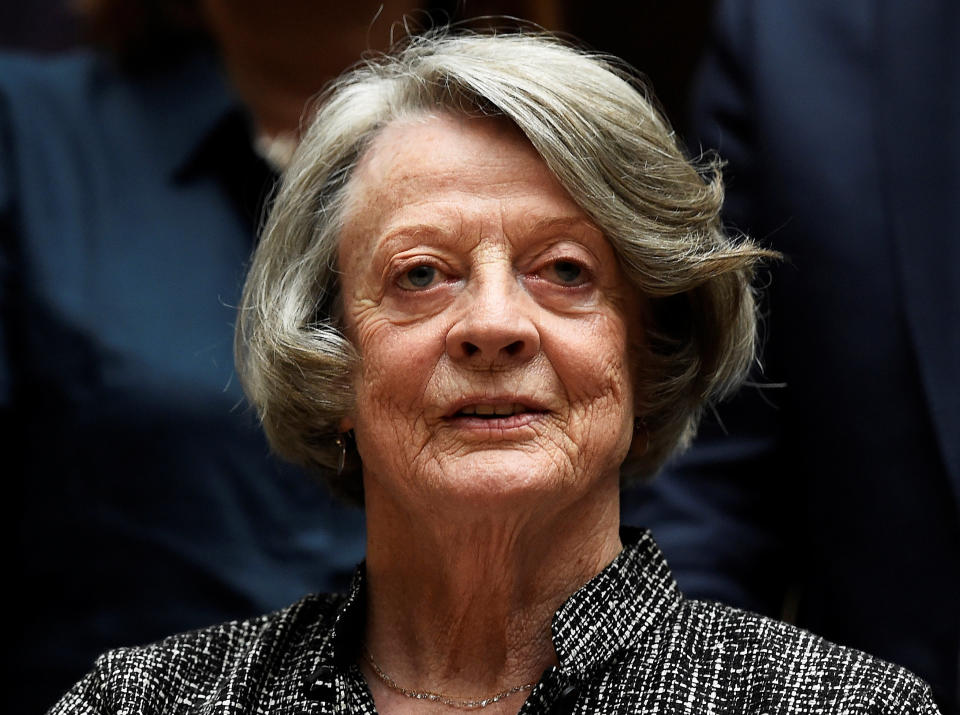 <p>En 2008, a los 73 años, Maggie Smith descubrió un bulto en su pecho y los doctores le diagnosticaron un cáncer de mama. La veterana actriz se sometió a un tratamiento de quimioterapia con el que logró vencer a la enfermedad. (Foto: Dylan Martinez / Reuters). </p>