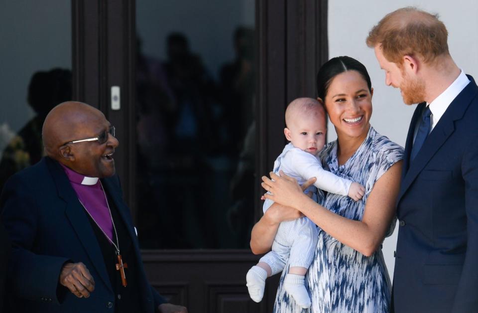 Harry und Meghan nahmen Archie Mountbatten-Windsor mit auf ihre Afrikareise. Dort lernte er Erzbischof Desmond Tutu kennen. Foto: Getty Images