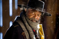 THE HATEFUL EIGHT (2015) Wieder einmal lud Tarantino Samuel L. Jackson ans Set. Irgendwo in Wyoming kämpft sich der Kopfgeldjäger John Ruth (Kurt Russell) mit seiner Gefangenen Daisy Domergue (Jennifer Jason Leigh) durch einen Schneesturm und nimmt zwei weitere Passagiere in seiner Kutsche mit: den Kopfgeldjäger Marquis Warren (Samuel L. Jackson) und den Sheriff von Red Rock (Walton Goggins). Als die vier in einer Hütte Zuflucht suchen, treffen sie auf weitere zwielichtige Gestalten. (Bild: RexImages)