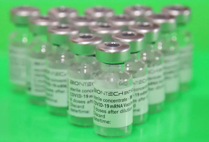 美國輝瑞大藥廠執行長博爾拉8日說，初步研究顯示，COVID-19新變異株Omicron會降低輝瑞/BNT疫苗產生的保護性抗體，民眾必須接種第4劑疫苗的時程，可能將比原先預期的早。(中央社檔案照片)