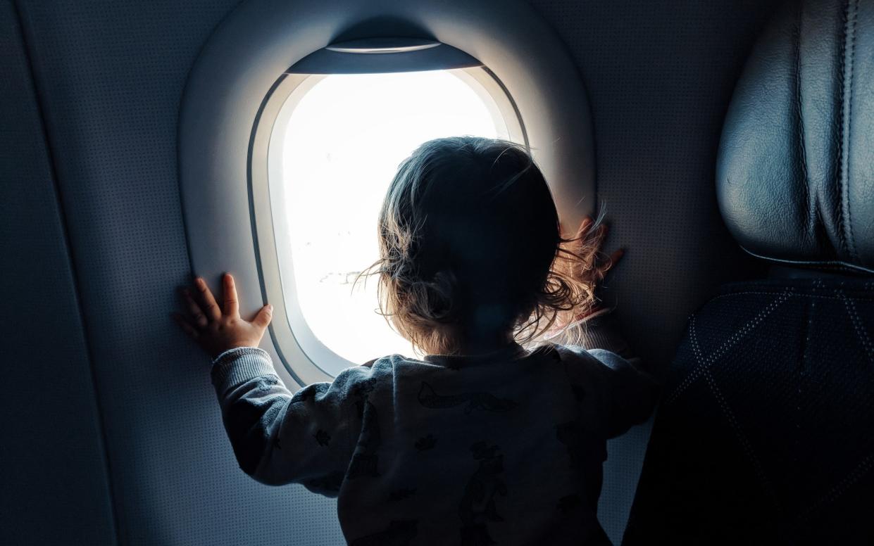 baby looking out of plane window - Gregory Andreacchi / EyeEm