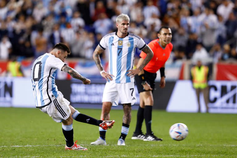 Lionel Messi convierte su segundo gol frente a Jamaica, de tiro libre; el público deliró con su ingreso
