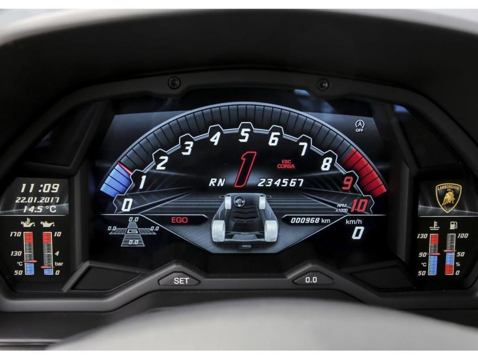 EGO模式下可針對控制引擎、懸吊系統、四輪轉向系統等進行設定，駕駛可隨心所欲感受Aventador S的強大性能與絕無僅有的駕馭體驗。
