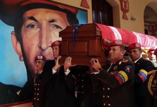 El cuerpo de Chávez, que falleció de cáncer el 5 de marzo, fue colocado en el sarcófago el viernes durante una ceremonia a la que asistieron sus familiares, el presidente encargado, Nicolás Maduro, y el mandatario boliviano, Evo Morales. (AFP/Presidencia | Marcelo García)