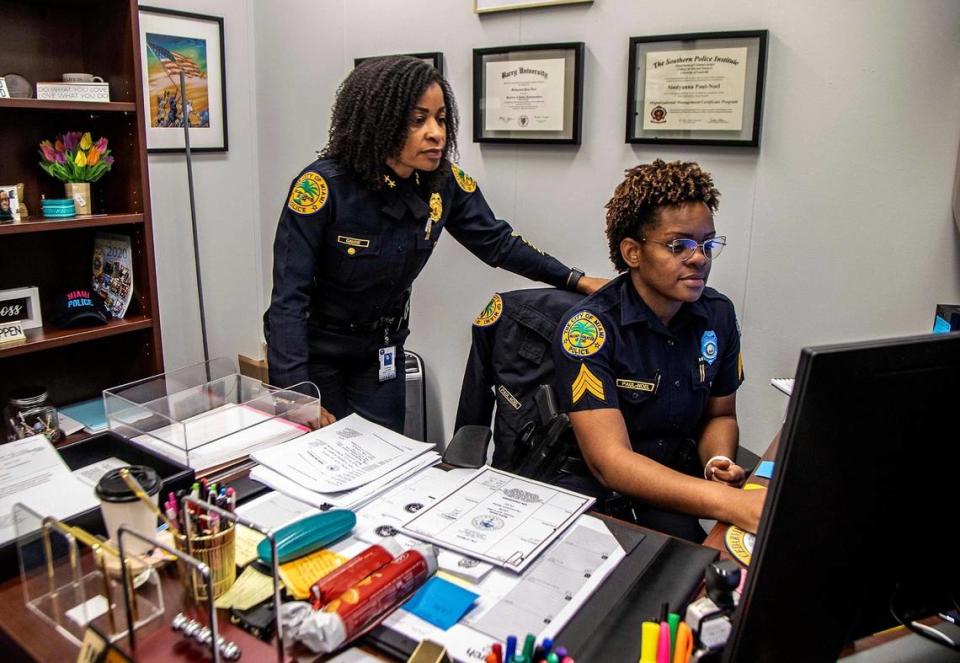 La jefa adjunta de la policía de Miami, Cherise Gause, es una de las dos únicas mujeres que han alcanzado ese rango en los 126 años de historia del departamento. La condecorada oficial, que lleva casi tres décadas en la policía de Miami, ha estado buscando un puesto de jefa en otras ciudades el año pasado. Aquí, Gause habla con la sargento Sindy Paul-Noel, en la sede central de la agencia.