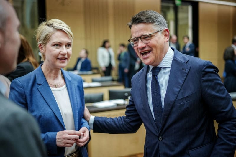 Prime Minister of Mecklenburg-Vorpommern Manuela Schwesig and Prime Minister of Hesse Boris Rhein stand together at the start of the meeting of the Bundesrat.  Kay Nietfeld/dpa