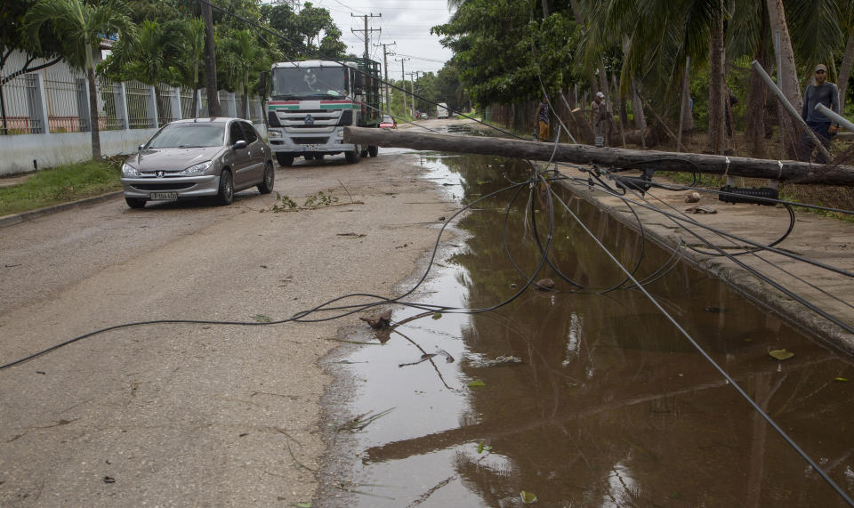 Un poste eléctrico se apoya en las líneas eléctricas caídas tras el paso del huracán Ian en La Habana, Cuba, el miércoles 28 de septiembre de 2022. (AP Foto/Ismael Francisco)