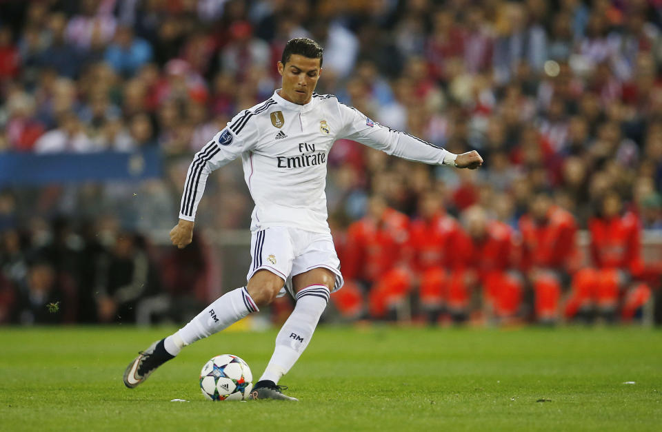 Football - Atletico Madrid v Real Madrid - UEFA Champions League Quarter Final First Leg - Vicente Calderon, Madrid - Spain - 14/4/15 Real Madrid's Cristiano Ronaldo shoots from a free kick Reuters / Sergio Perez