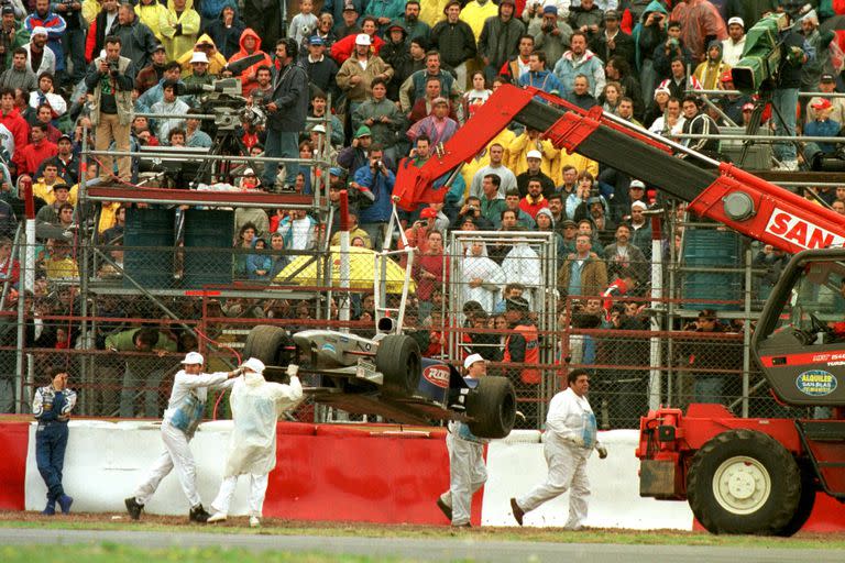 La grúa retira el Minardi de Esteban Tuero, el piloto argentino que se despistó y abandonó a falta de siete giros para el final; son su presencia, un piloto nacional volvía a participar del GP de la Argentina después de 17 años