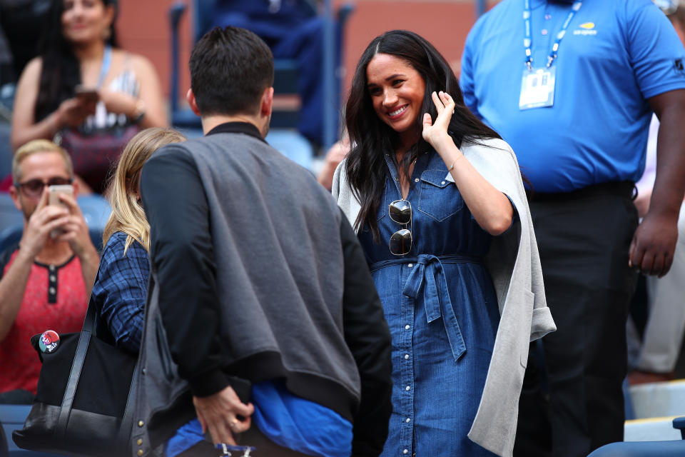 Die Herzogin von Sussex trug ein modisches Jeans-Kleid, mit einem schicken Blazer darüber. Foto: Getty