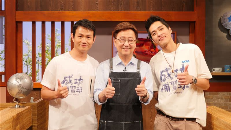 藍正龍(右)與《成功補習班》編劇王靖惇（左）接受李四端專訪。（圖／MOMOTV提供）