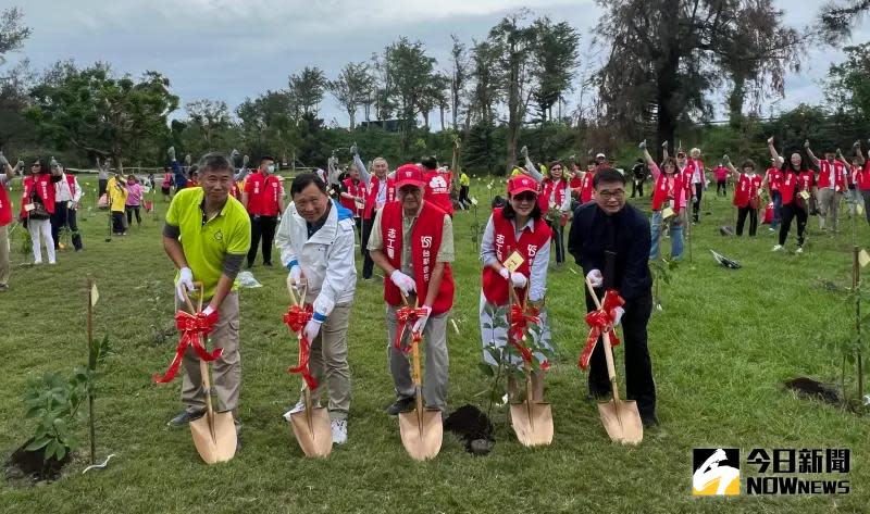 ▲台新金控今（16）日在台東舉行「公益植樹共好計畫」植樹典禮，這是由台新銀行與社會企業「綠色冀泉」合作，計劃首年由台新購買4000棵台灣原生特有樹種牛樟樹幼苗。（圖／記者顏真真攝）