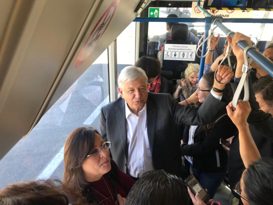 FOTOS | AMLO viaja e inaugura histórica Presidencia de la austeridad