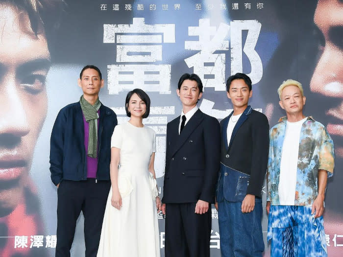 Jin Ong (left) alongside Angelica Lee and the cast of the movie