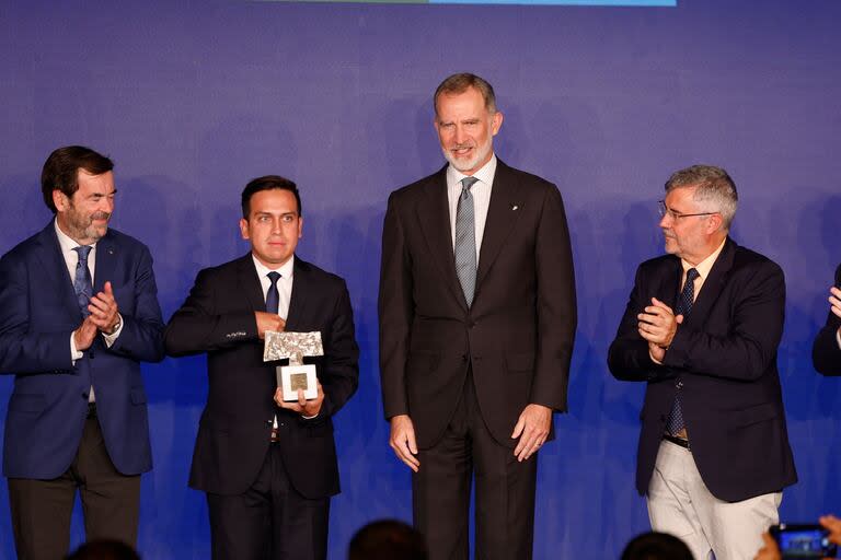 El Rey Felipe VI entrega el premio Rey de España a Matías Boela, en representación de LA NACION, por Pampa seca, a mejor producción de Periodismo Medioambiental