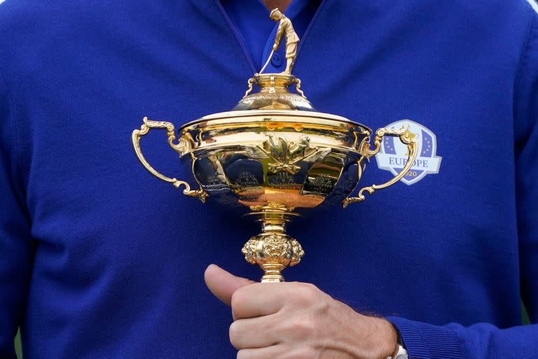 La Copa Ryder está en manos europeas (en la imagen, las del irlandés Padraig Harrington) desde París 2018, cuando fue disputada por última vez; ahora está en juego en Wisconsin, Estados Unidos.