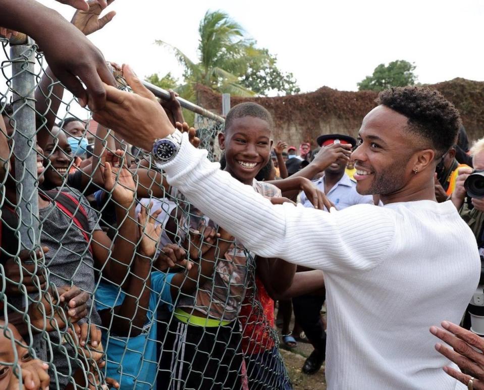 牙買加裔英格蘭職業足球員斯特林，當天也隔著圍欄和小球迷握手。（翻攝Raheem Sterling推特）