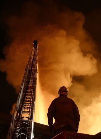 Los Angeles city firefighters battle a massive fire at a seven-story downtown apartment complex under construction in Los Angeles, California December 8, 2014. REUTERS/Gene Blevins