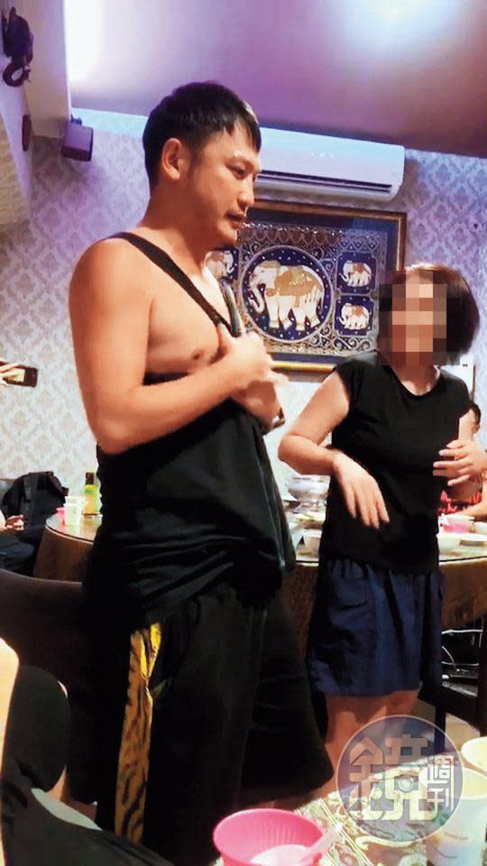 KID（左）與其他役男聚餐時，不但袒胸露乳，還要老闆娘跟著一起做。（讀者提供）