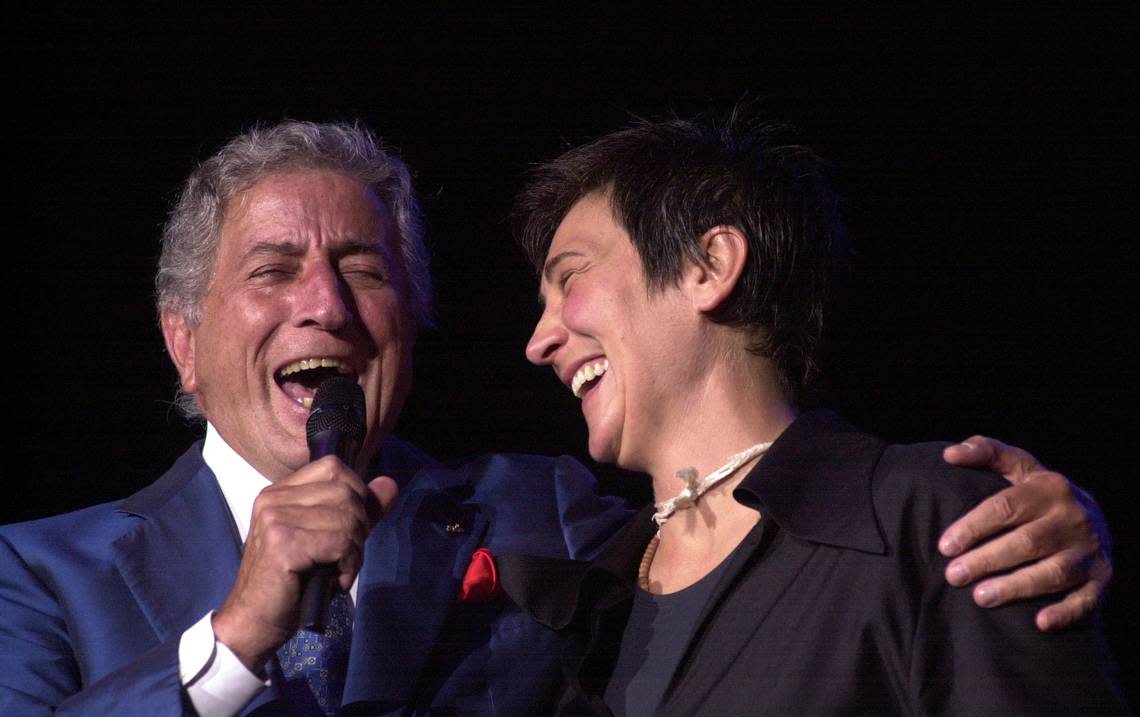 Tony Bennett and k.d. lang sing a duet during their concert at Raleigh’s Walnut Creek Pavillion Aug. 5, 2001. SUSANA VERA/THE NEWS & OBSERVER FILE PHOTO