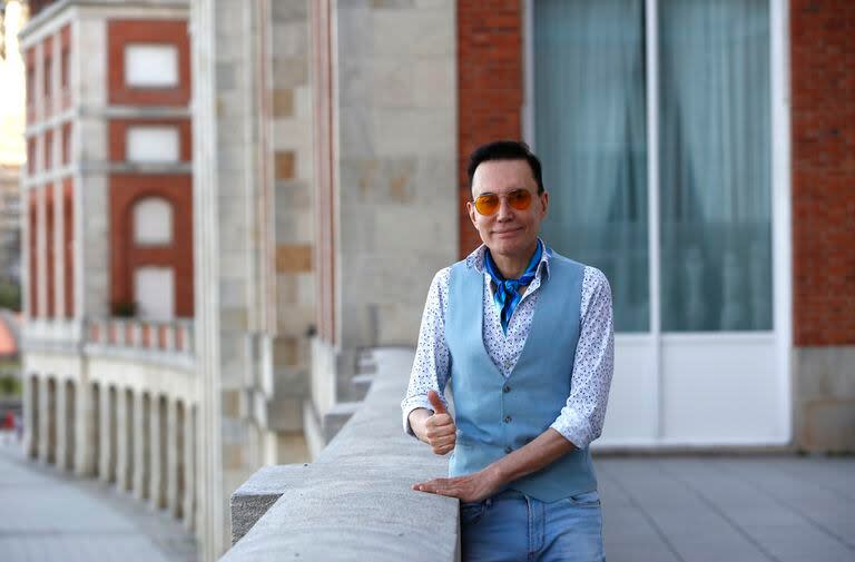 Marcelo Polino en la terraza del Gran Hotel Provincial. Desde la rambla, la gente que lo identificaba lo saludaba con un cariñoso 