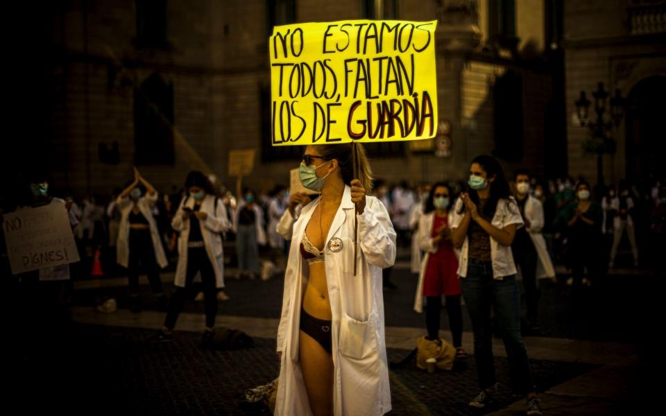 Young resident doctors in Spain protest in underwear over precarious conditions during their postgraduate training specializing in the health care system due to low wages, high number of working hours and lack of monitoring - Matthias Oesterle / Alamy Live News /https://www.alamy.com 