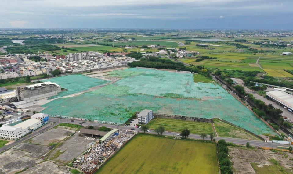 雲林縣北港鎮距離市中心最近的北港工業園區（原萬有紙廠）占地約14.5公頃，數年前由台灣金聯資產管理公司接手，進行廠區舊廠房拆除工作，完成整地後，該園區已在今年五月呈報雲林縣政府辦理最後的解除建築套繪管制作業，如果一切順利的話，預計今年底將公開標售開發，未來可容納約50餘家廠商進駐，創造達約40億元的產值，提供逾1千個以上就業機會，將帶動大北港地區發展。