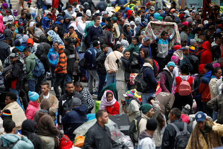 Venezuelan migrants wait to register their exit from Colombia before entering into Ecuador, at the Rumichaca International Bridge, Colombia August 9, 2018. Picture taken August 9, 2018. REUTERS/Daniel Tapia