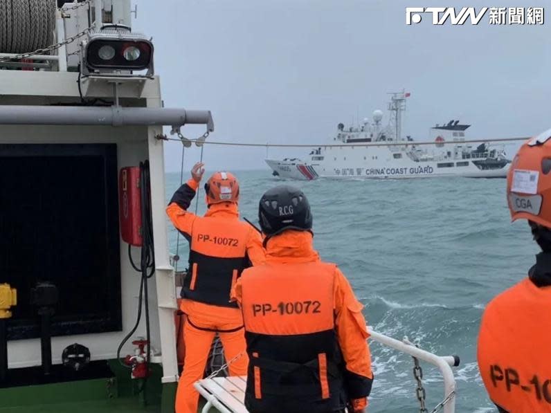 中國漁船翻覆事件頻傳，今日凌晨海巡署接獲一艘中國籍「閩連漁60911」漁船，發生船員落海事件。（圖／翻攝畫面）