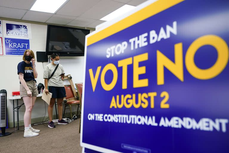 Un cartel lleva escrito Voto No a la Enmienda Constitucional que podría prohibir el aborto en Kansas.