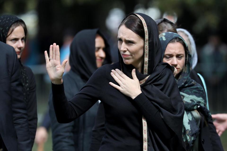 紐西蘭總理阿爾登弔慰槍擊案受害者。她戴著頭巾表達對穆斯林的尊重。（東方IC）