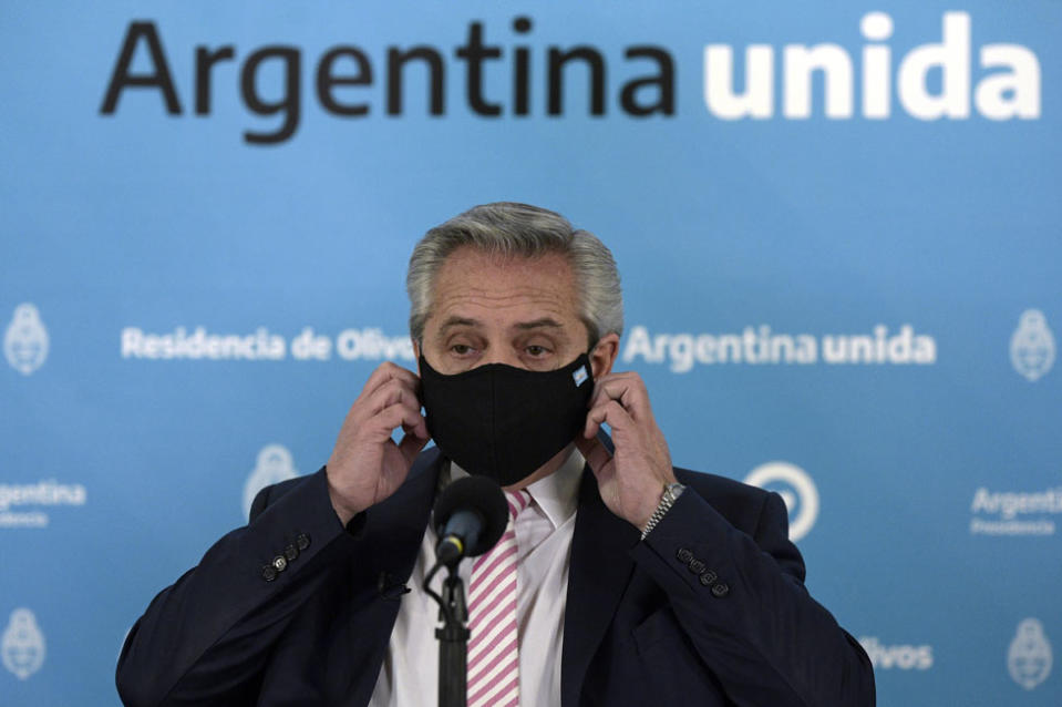 Alberto Fernández utilizando una mascarilla