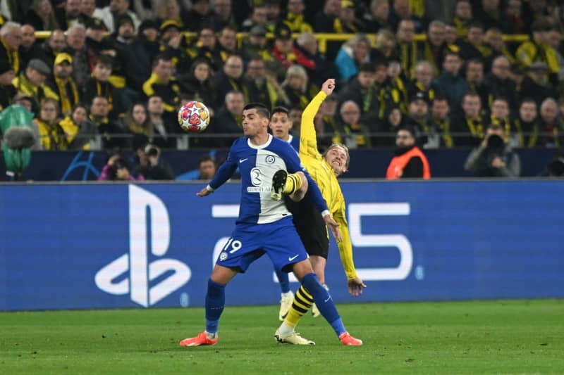 Dortmund's Julian Brandt (R) and Atletico's Alvaro Morata battle for the ball during the UEFA Champions League quarter-finals, second leg soccer match between Borussia Dortmund and Atletico Madrid at Signal Iduna Park. Bernd Thissen/dpa