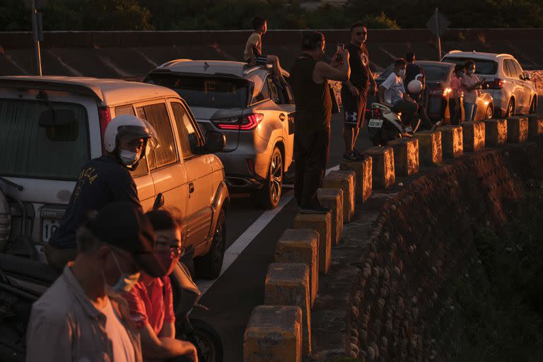 La gente hace cola cerca de la Base Aérea Militar de Hsinchu, Taiwán, el viernes 5 de agosto de 2022.