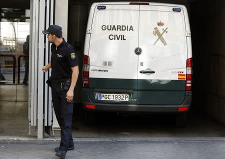 A Spanish National Police officer stands beside a Civil Guard's van that Naghemeh and Brett, parents of seriously ill Ashya King, 5, left in, at the Spanish High Court in Madrid September 1, 2014. REUTERS/Sergio Perez