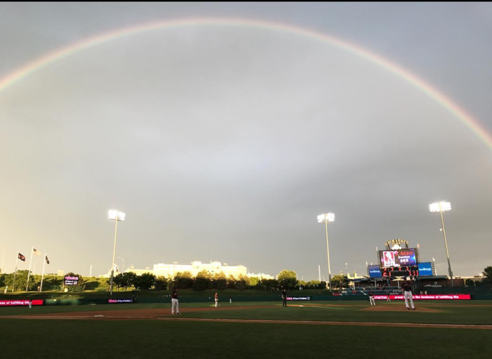 <p>Si las condiciones se dan como esperado, la ciudad de Nebraska deberá tener un eclipse total de 1minuto y 24 segundos. La multitud decidió juntarse en el estadio de baseball para ver todos juntos esta maravilla de la naturaleza previo al partido que jugarán los Saltdogs ante RailCats. Las entradas tienen su precio normal $10 y $15. Crédito:instagram.com/saltdogsball/ </p>