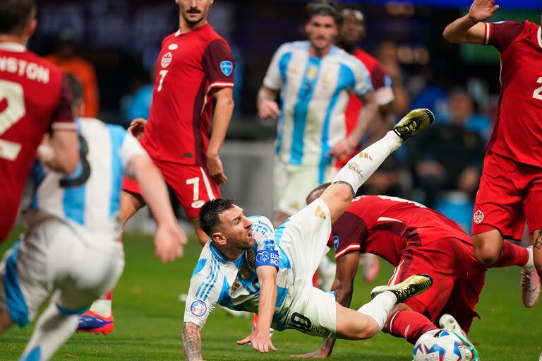 Más que mil palabras. La imagen de Lionel Messi en el debut en la Copa América demuestra, una vez más, la garra del capitán del equipo. Su figura siempre acerca nuevos públicos para la televisión abierta