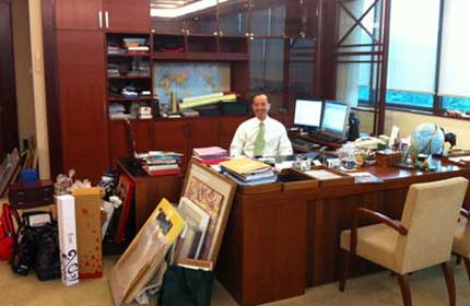 George Yeo says goodbye to his office of seven years. (Facebook photo)