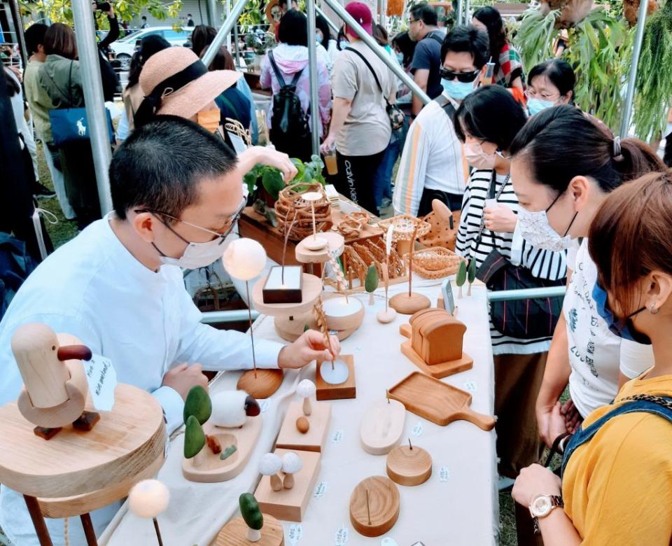 森山市集特色攤位吸引民眾探訪。（記者羅玉如攝）