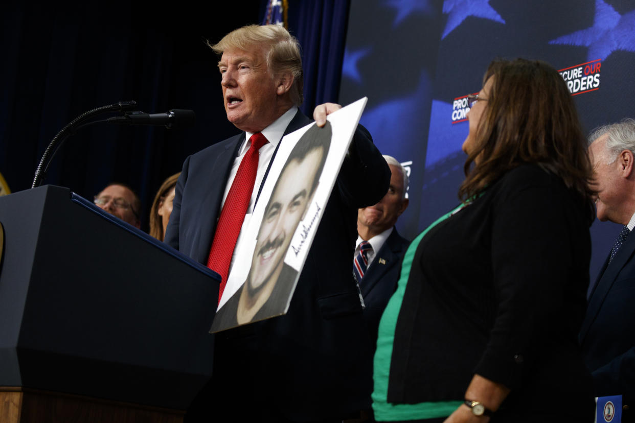 Der US-Präsident zeigte sich gemeinsam mit den Hinterbliebenen von Mordopfern auf einer Bühne. (Bild: AP Photos)