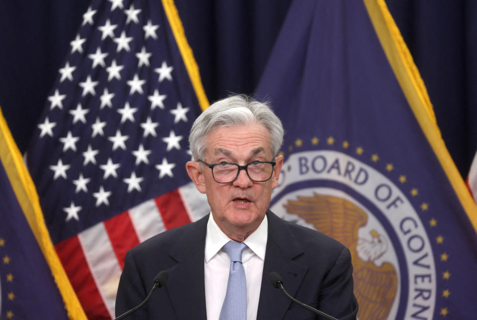 Le président de la Réserve fédérale Jerome Powell tient une conférence de presse après que la Fed a relevé les taux d'intérêt d'un quart de point de pourcentage à la suite d'une réunion de deux jours du Comité fédéral de l'open market (FOMC) sur la politique des taux d'intérêt à Washington, États-Unis, 22 mars 2023. REUTERS/Leah Millis