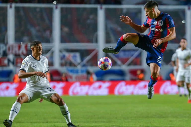 Una acrobacia de Hernández, el defensor que se afirma en San Lorenzo