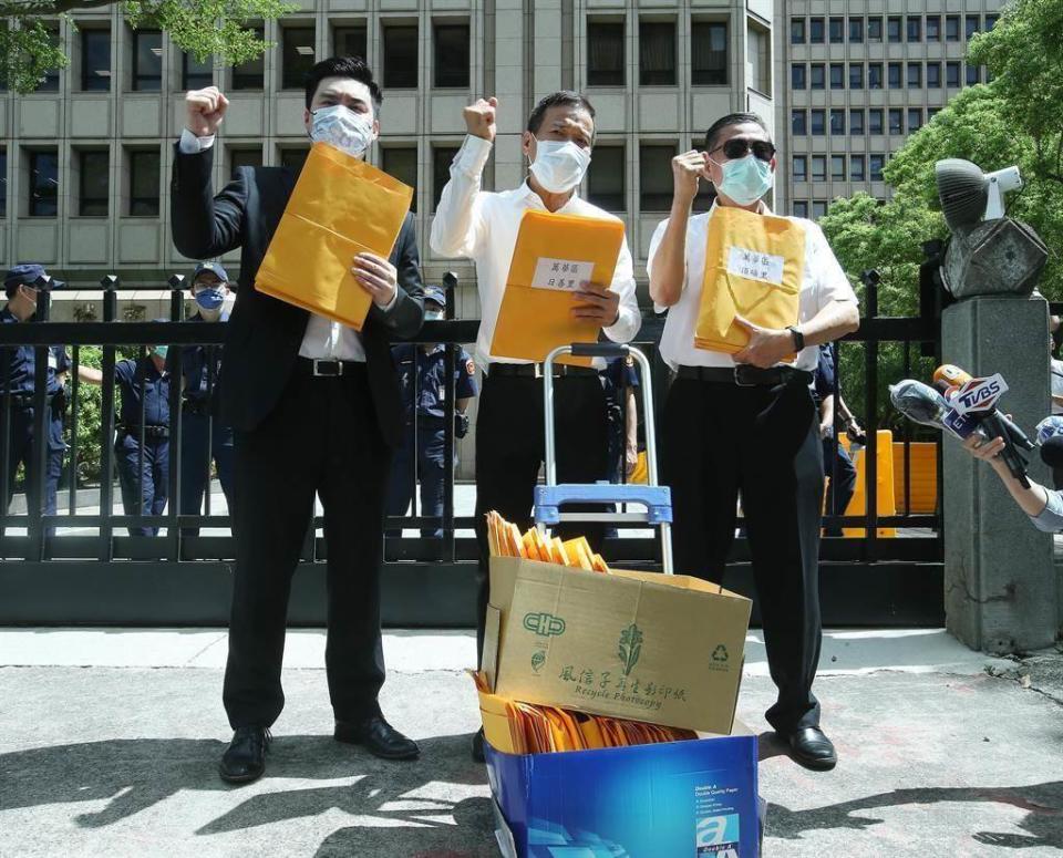 罷免林昶佐團體領銜人鄭大平（右）、執行長鍾小平（中）19日送4300份連署書至中選會。（陳怡誠攝）