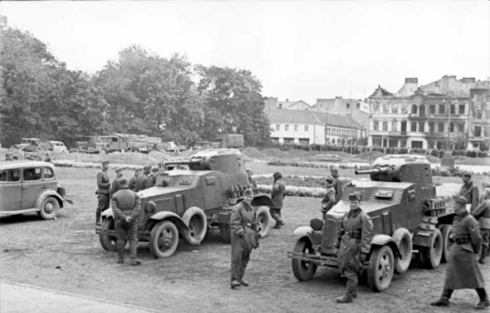 Meeting of Soviet and German soldiers in Lublin, Poland, September 22, 1939 <span class="copyright">Bundesarchiv, Bild 101I-013-0068-18A / Höllenthal</span>