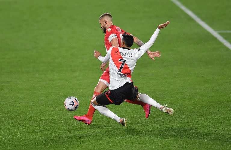 Miguel Torrén se anticipa a Matías Suárez en el 1-1 de River y Argentinos, partido de ida por su cruce de octavos de final de la Copa Libertadores.